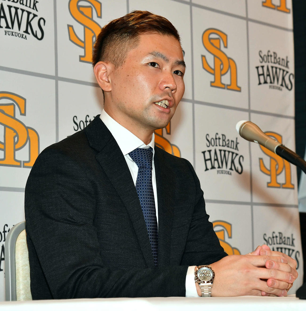 アップで契約更改し、会見を行うソフトバンク中村（撮影・岩下翔太）