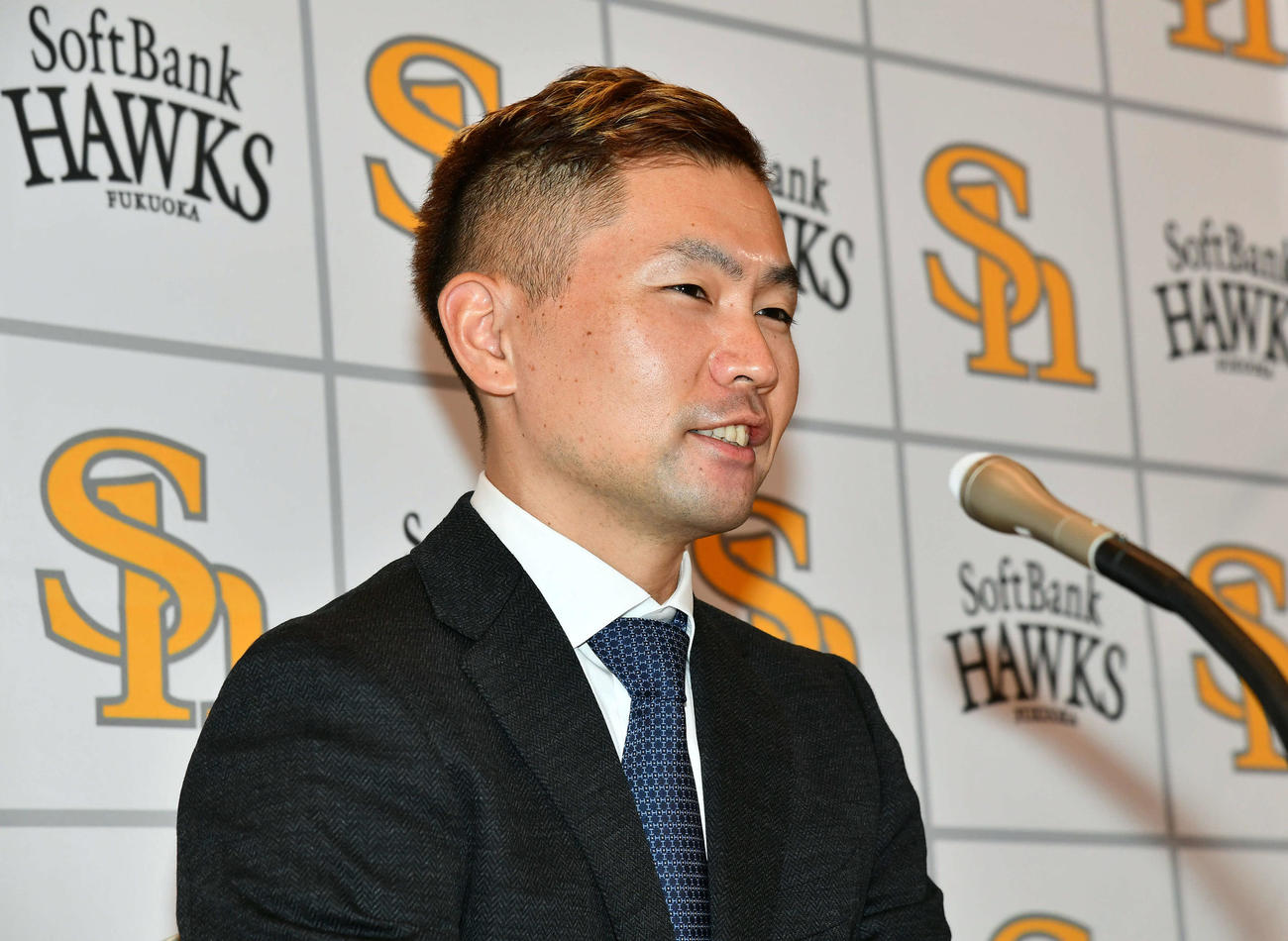 アップで契約更改し、会見を行うソフトバンク中村（撮影・岩下翔太）