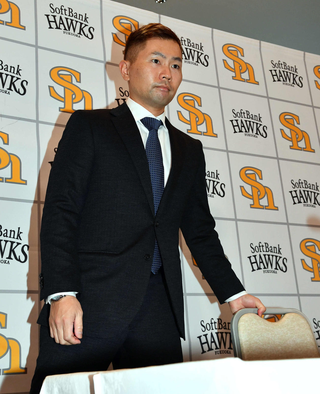 契約更改後の会見を終えて席を立つソフトバンク中村（撮影・岩下翔太）