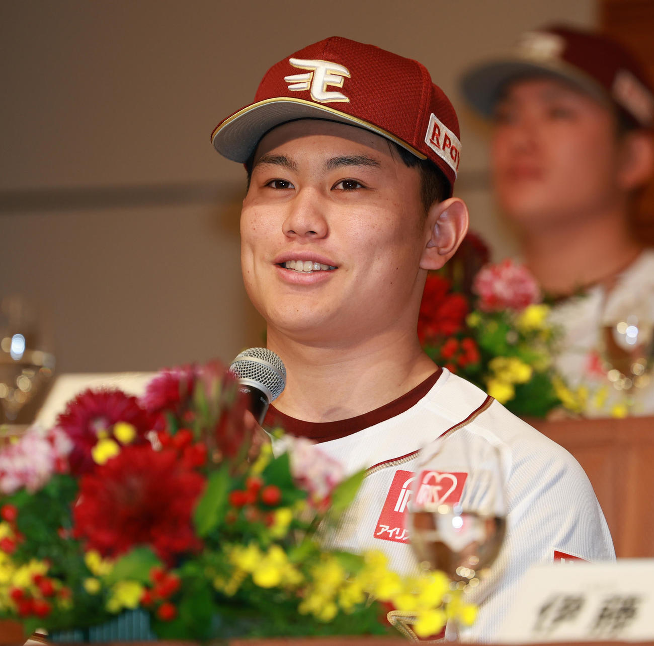 新入団選手発表会見で笑顔をみせる楽天ドラフト4位の学法石川・大栄（撮影・野上伸悟）
