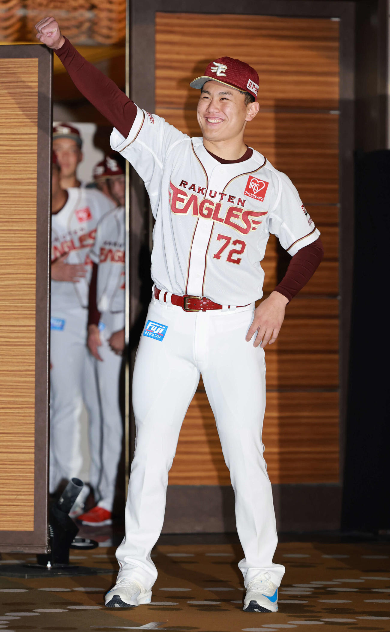 楽天新入団選手発表会見で侍ポーズをとるドラフト4位の学法石川・大栄（撮影・野上伸悟）