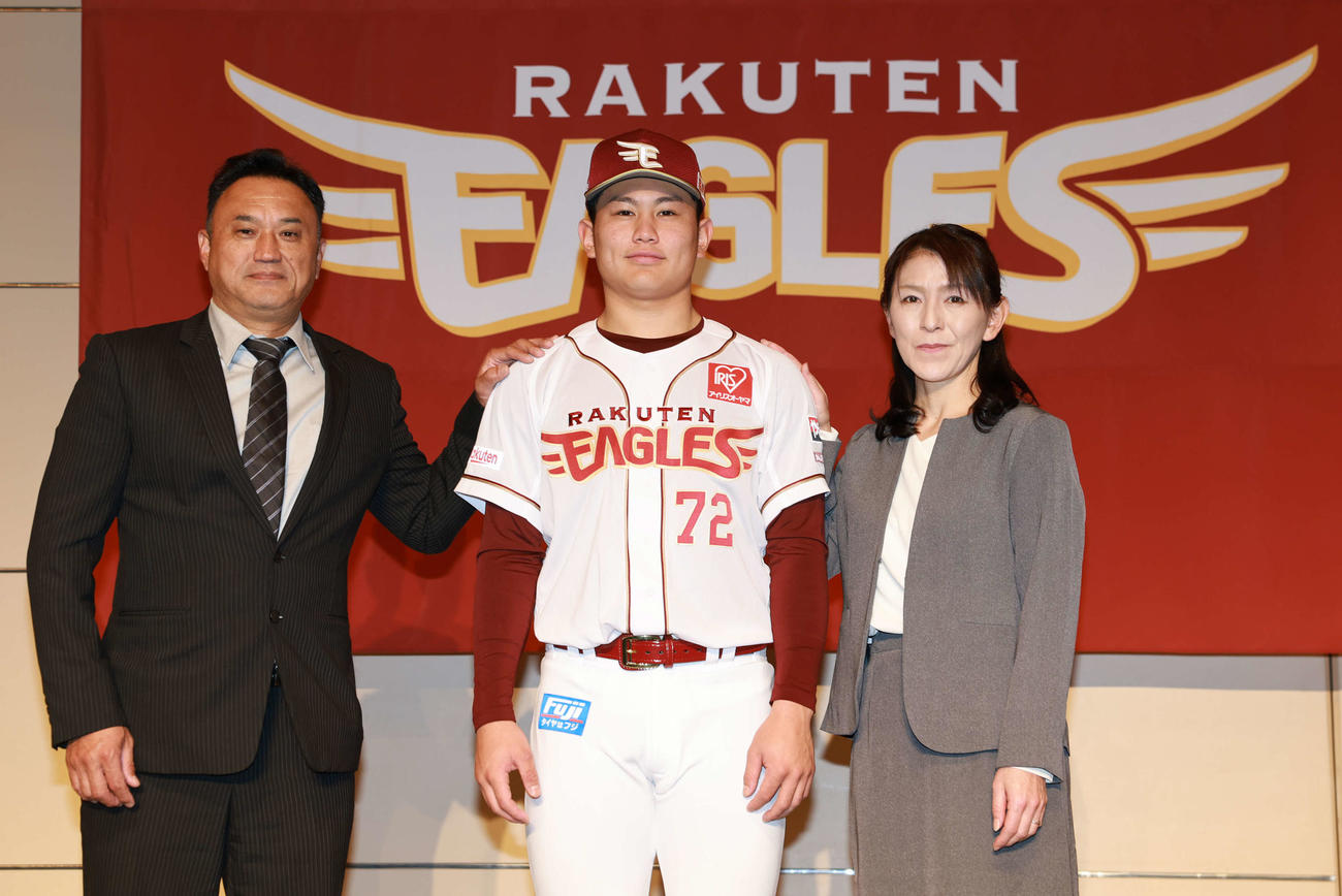 楽天新入団選手発表会見で家族と記念撮影するドラフト4位の学法石川・大栄（中央）（撮影・野上伸悟）