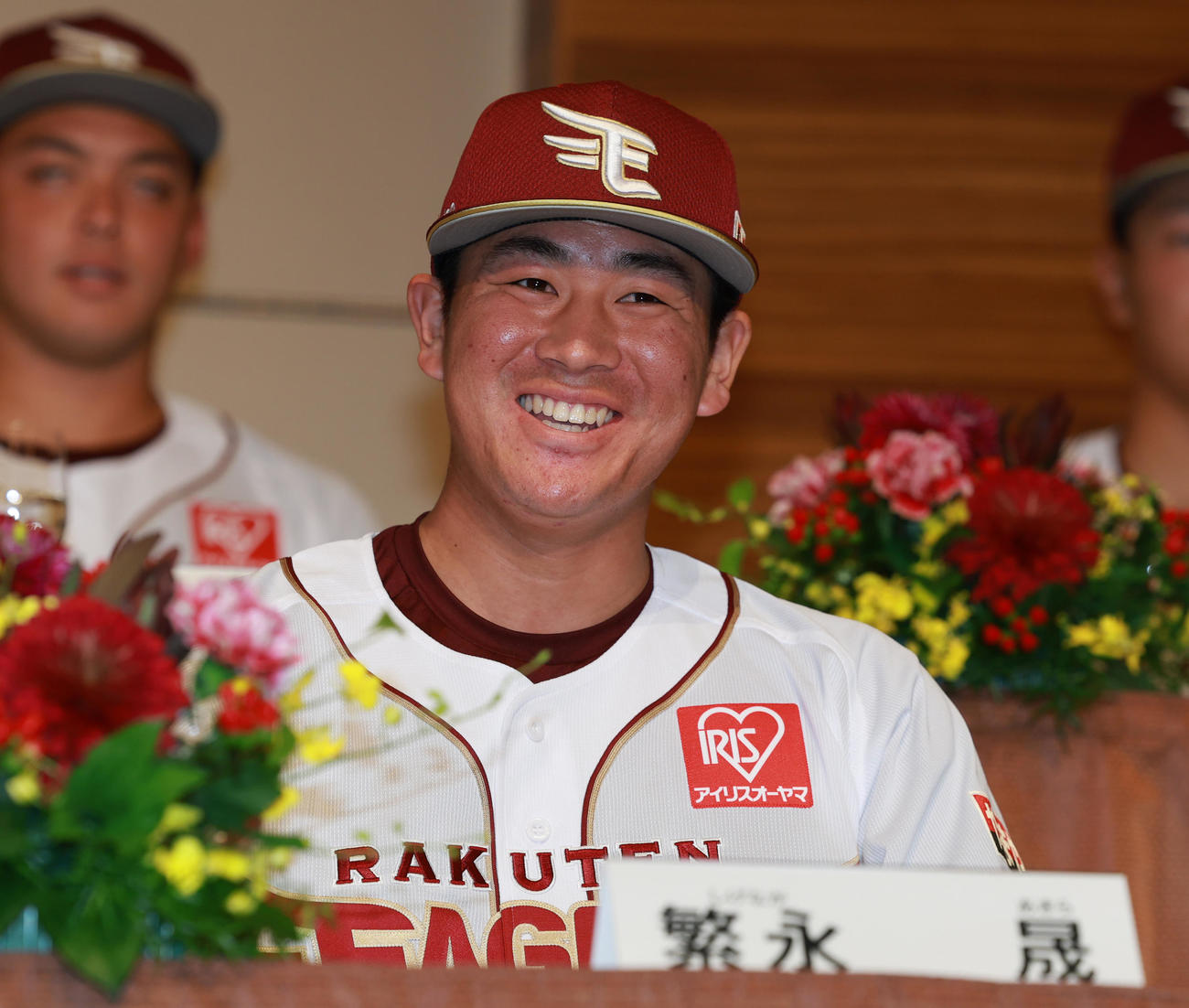 新入団選手発表会見で笑顔をみせる楽天ドラフト3位の中大・繁永（撮影・野上伸悟）