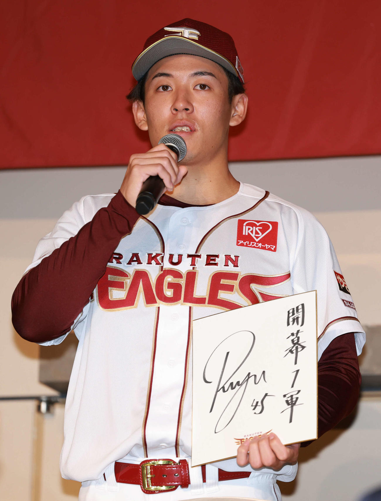 楽天新入団選手発表会見で色紙に開幕1軍と記す楽天ドラフト6位の王子・九谷（撮影・野上伸悟）