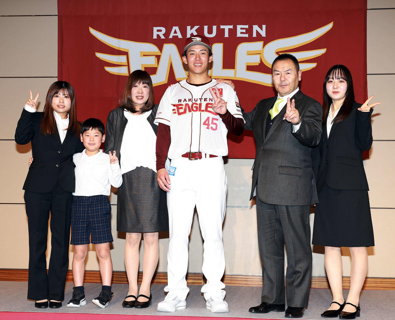 楽天新入団選手発表会見で家族と記念撮影するドラフト6位の王子・九谷（右から3人目）（撮影・野上伸悟）
