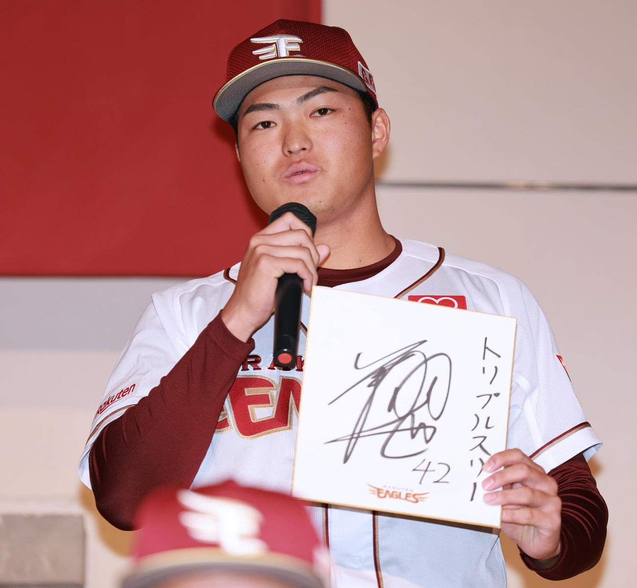 楽天新入団選手発表会見で色紙にトリプルスリーと記す楽天ドラフト7位の近大・阪上（撮影・野上伸悟）