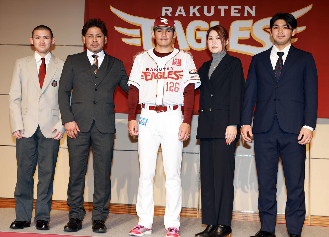 楽天新入団選手発表会見で家族と記念撮影する育成ドラフト1位の富山幌村（中央）（撮影・野上伸悟）