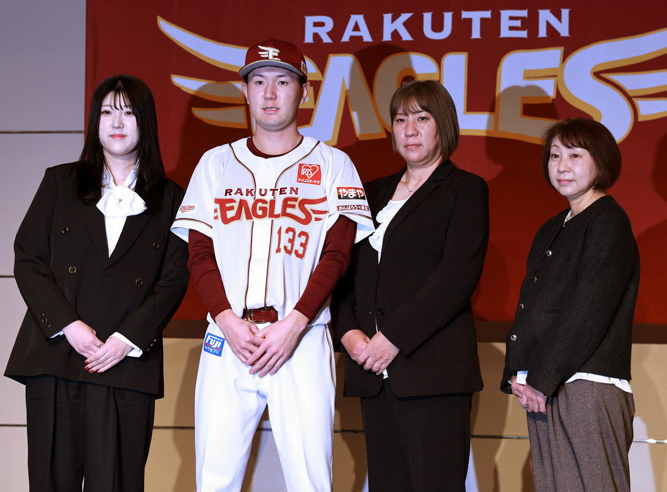 楽天新入団選手発表会見で家族と記念撮影する育成ドラフト3位の白鴎大・中沢（左から2人目）（撮影・野上伸悟）