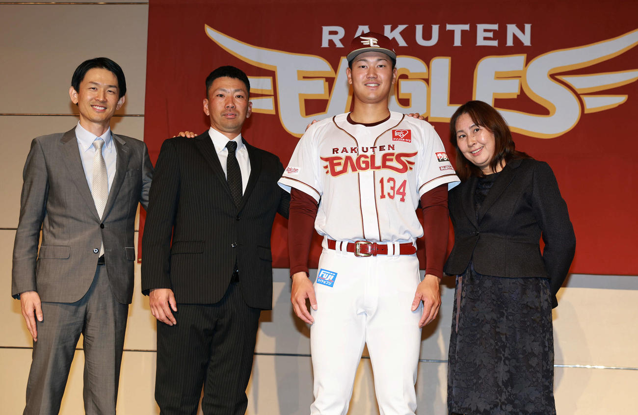 楽天新入団選手発表会見で家族と記念撮影する育成ドラフト4位の神奈川大・金子（右から2人目）（撮影・野上伸悟）