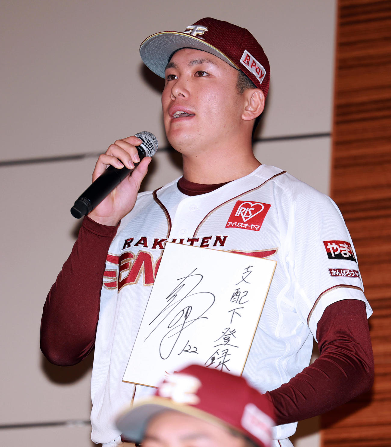 楽天新入団選手発表会見で色紙にレ支配下登録と記す楽天育成ドラフト5位の愛媛島原（撮影・野上伸悟）
