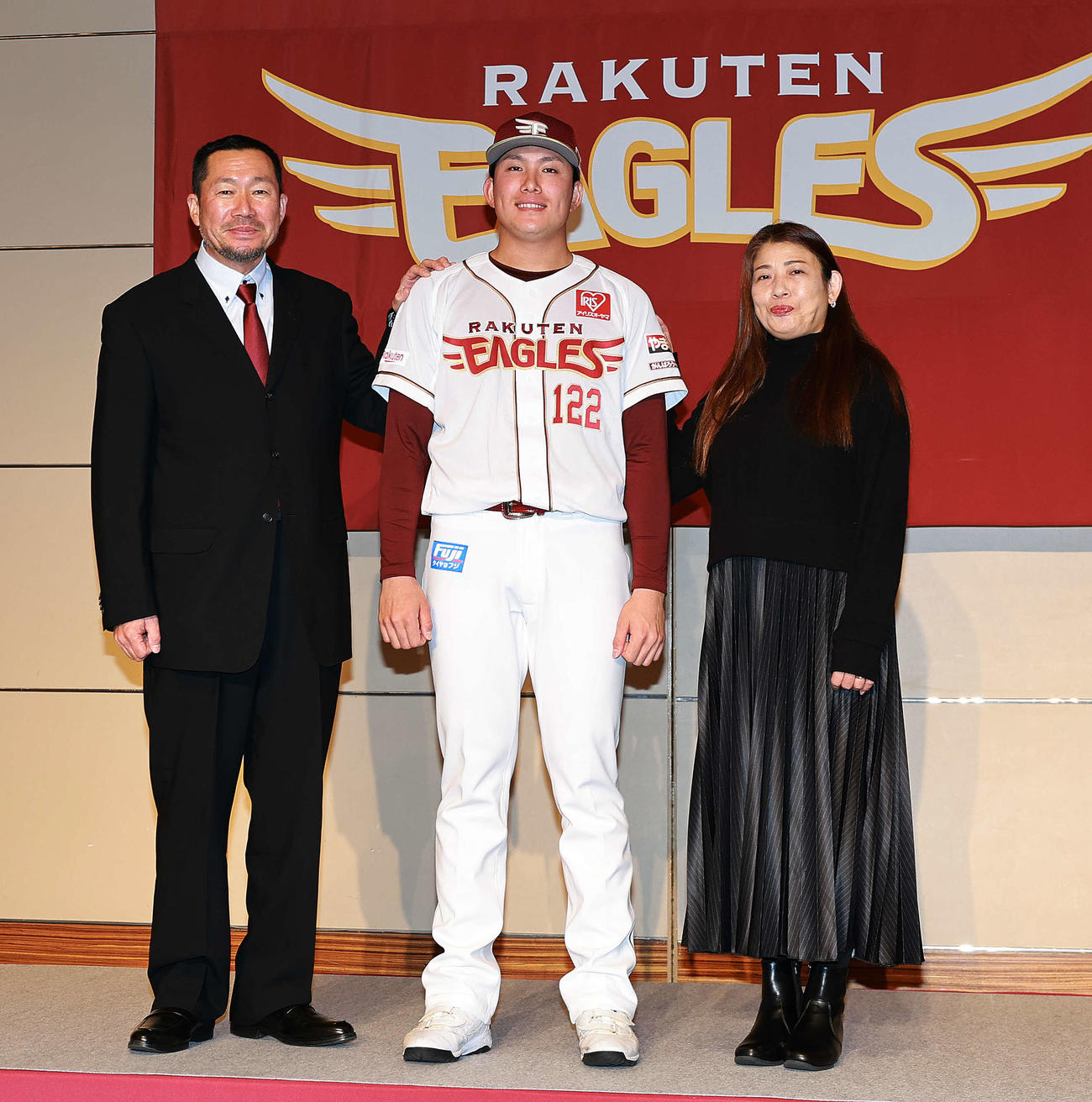 楽天新入団選手発表会見で家族と記念撮影する育成ドラフト5位の愛媛島原（中央）（撮影・野上伸悟）