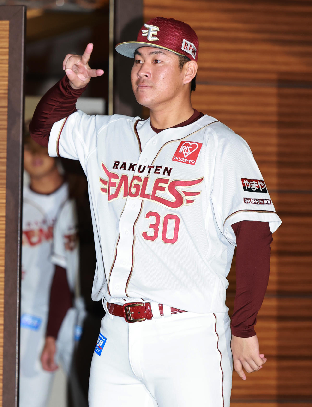 楽天新入団選手発表会見に登場したドラフト3位の中大・繁永（撮影・野上伸悟）
