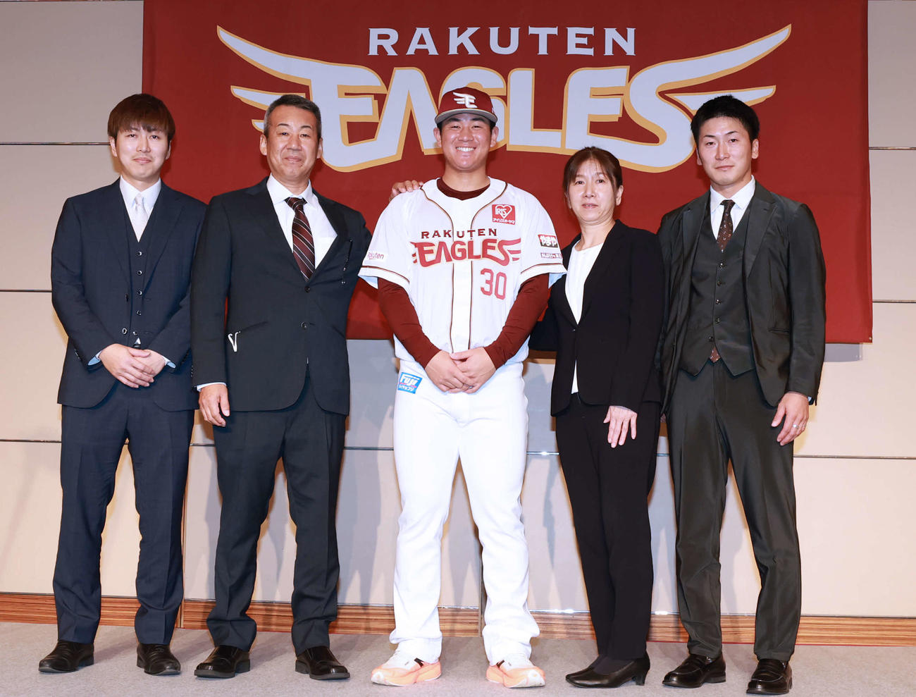 楽天新入団選手発表会見で家族と記念撮影するドラフト3位の中大・繁永（中央）（撮影・野上伸悟）
