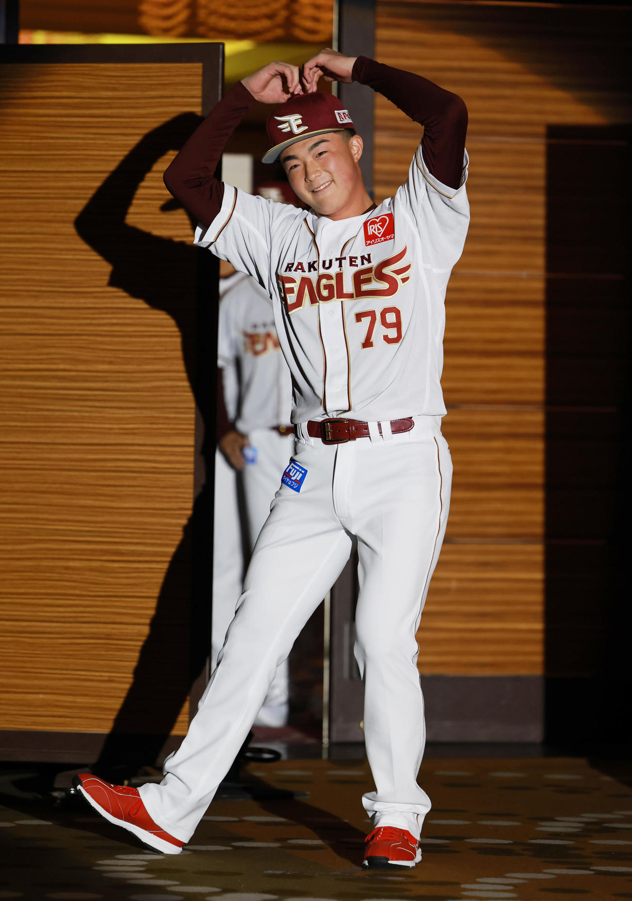 楽天新入団選手発表会見でポーズをとるドラフト5位のれいめい・伊藤大（撮影・野上伸悟）