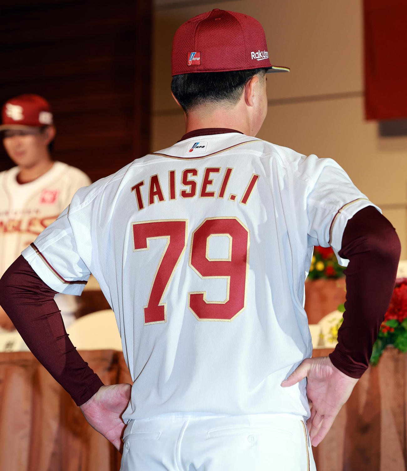 楽天新入団選手発表会見でドラフト5位のれいめい・伊藤大晟は、背中の「TAISEI．I」のネームと背番号を披露（撮影・野上伸悟）