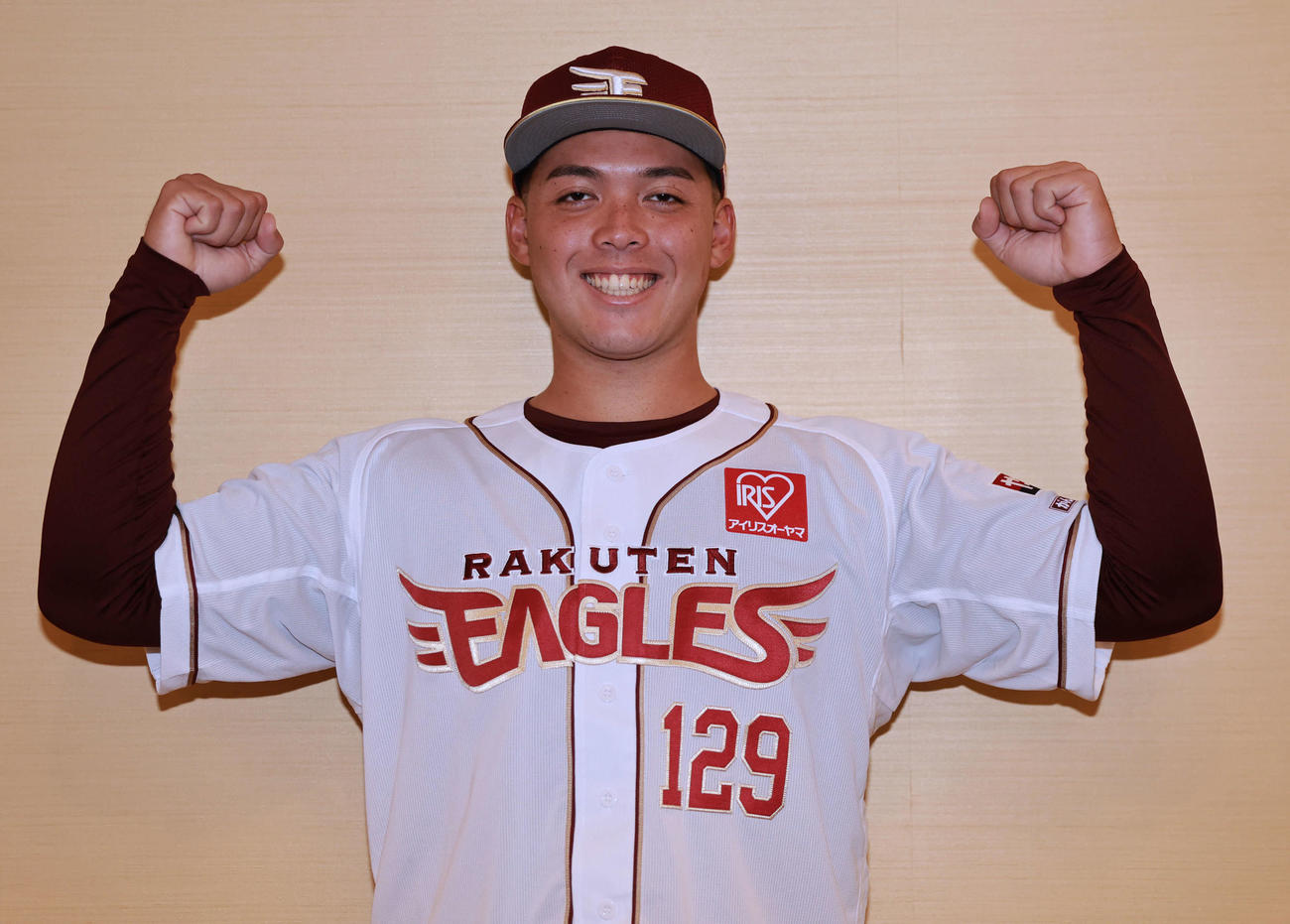 楽天新入団選手発表会見でポーズをとる育成ドラフト2位の大坪梓恩（撮影・野上伸悟）