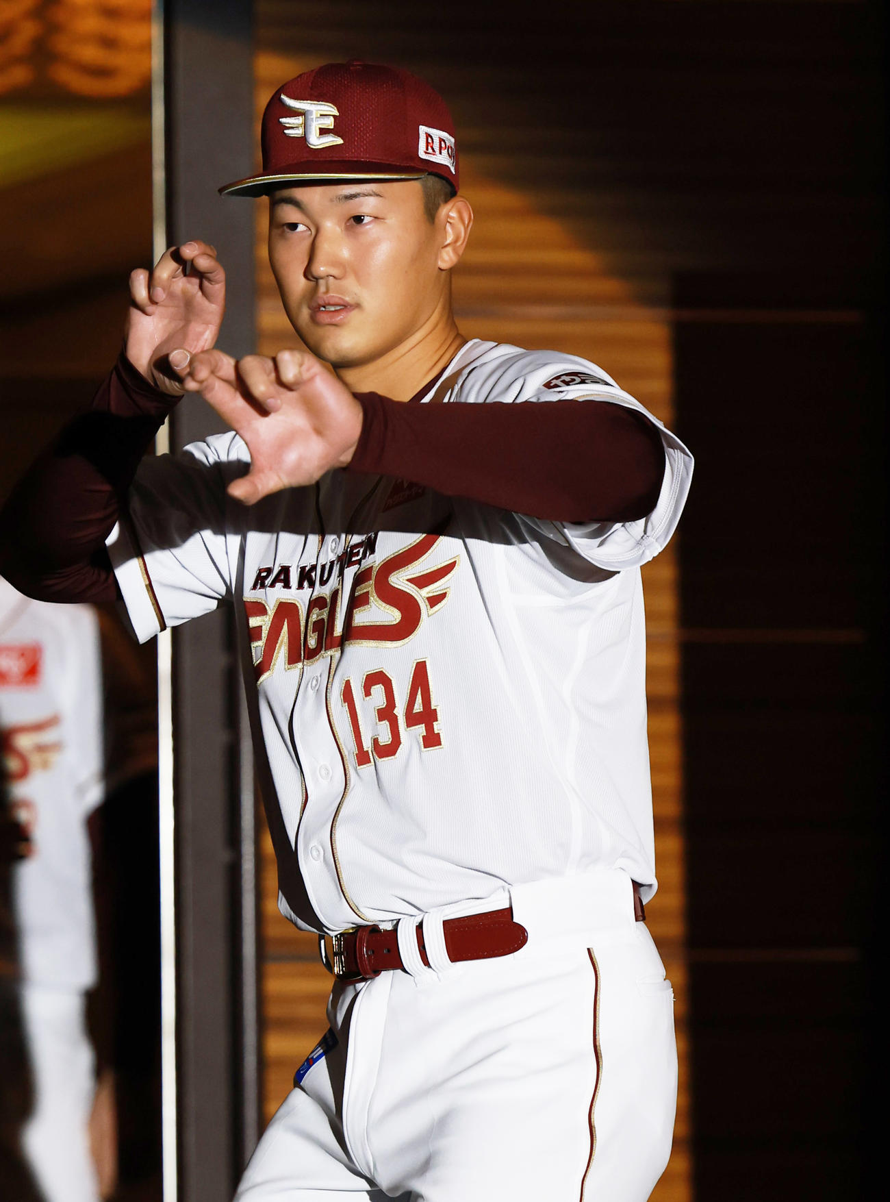 楽天新入団選手発表会見でポーズをとる育成ドラフト4位の神奈川大・金子（撮影・野上伸悟）