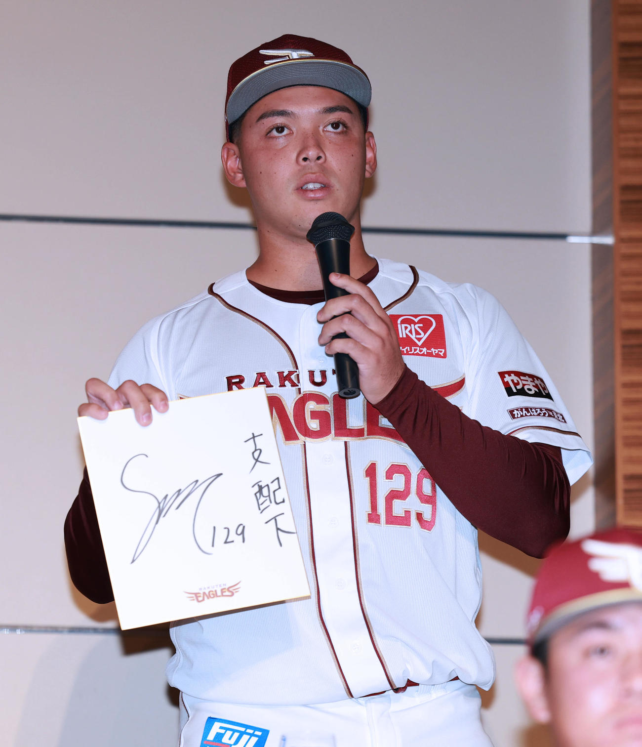 楽天新入団選手発表会見で色紙に支配下と記す楽天育成ドラフト2位の大坪梓恩（撮影・野上伸悟）