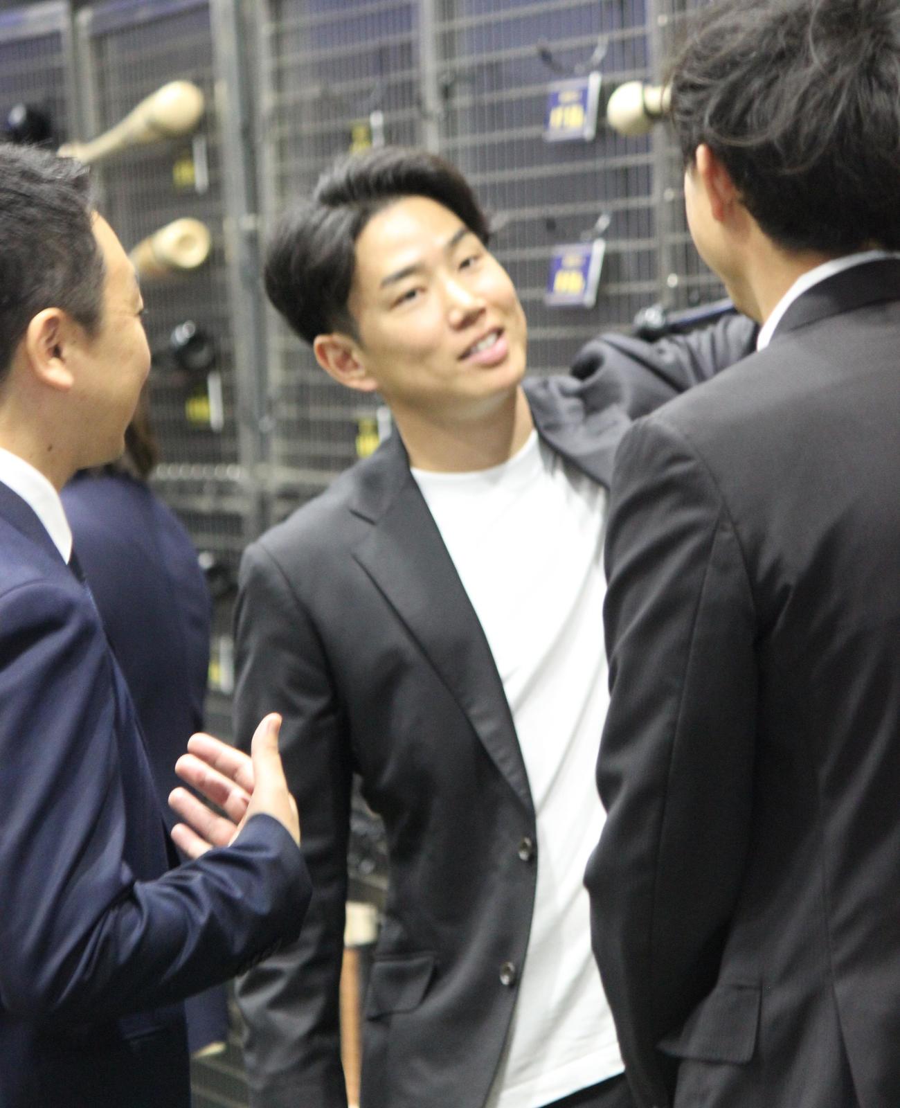 ミズノ会議でバットについて意見を交わす阪神糸原（撮影・柏原誠）＝2025年12月5日