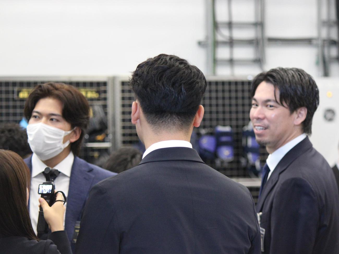 ミズノ会議で会話する楽天勢。左から早川、村林、前田（撮影・柏原誠）