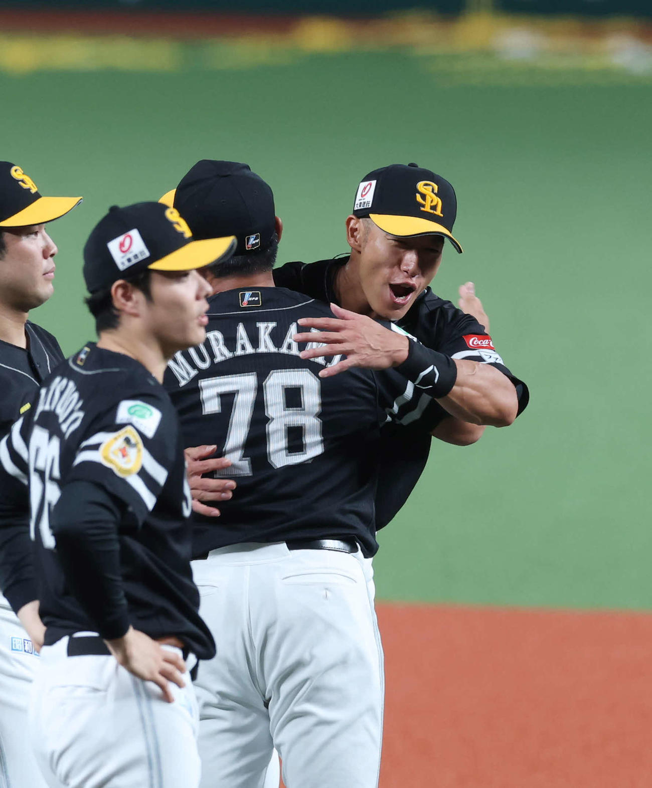9月27日、優勝が決まり抱き合う村上打撃コーチ（手前）と柳田