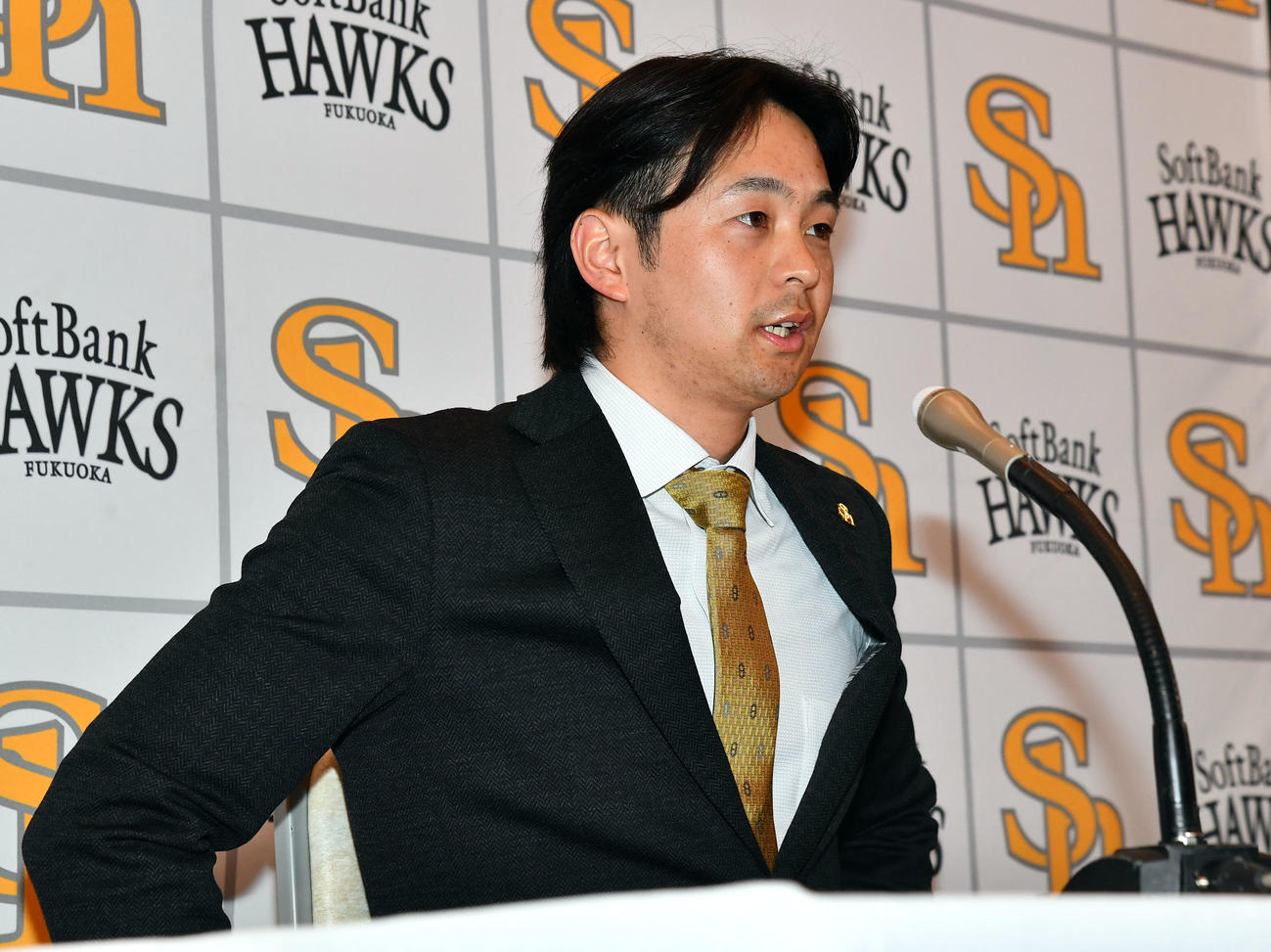 アップで契約更改し、会見を行うソフトバンク川瀬（撮影・岩下翔太）