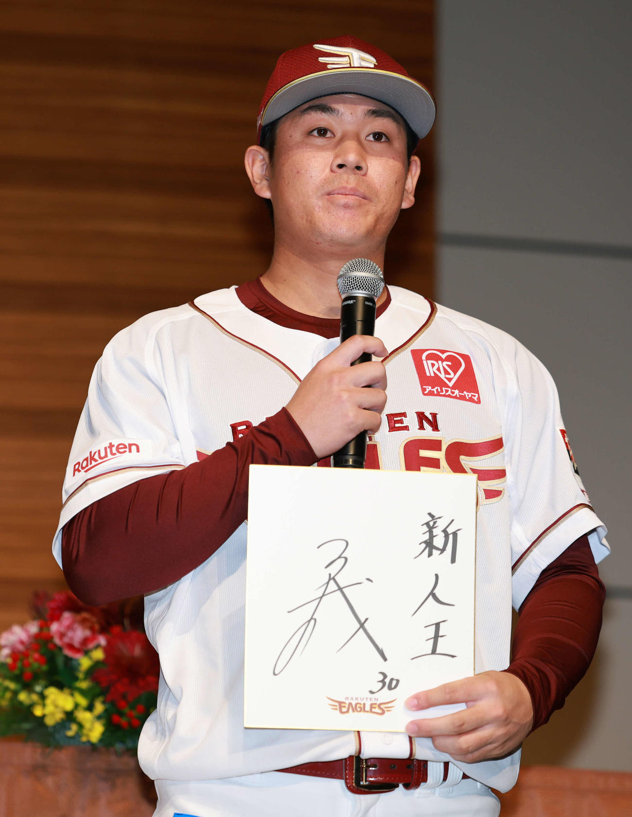 楽天新入団選手発表会見で色紙に新人王と記す楽天ドラフト3位の中大・繁永（撮影・野上伸悟）