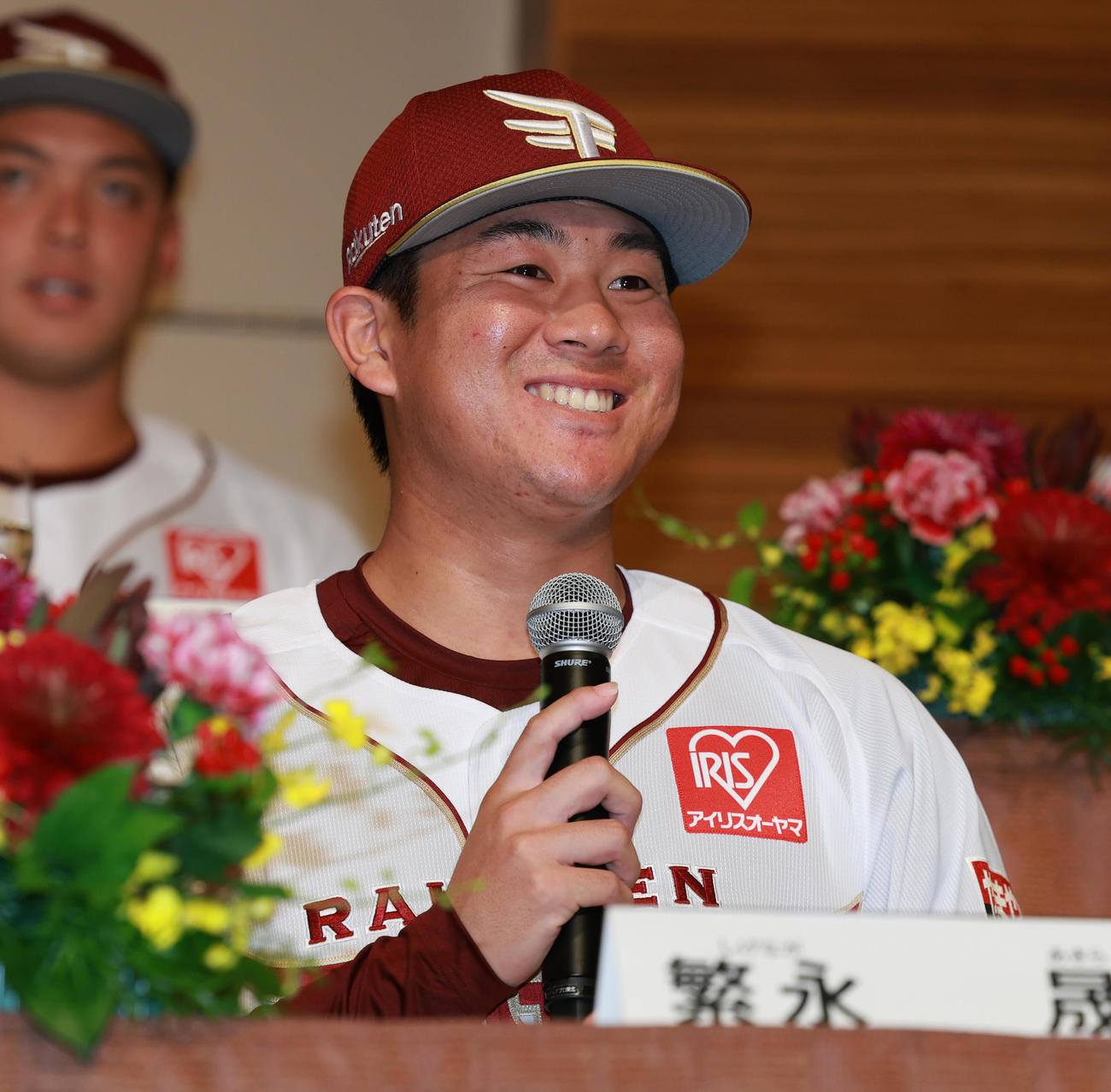 新入団選手発表会見で笑顔をみせる楽天ドラフト3位の中大・繁永（撮影・野上伸悟）