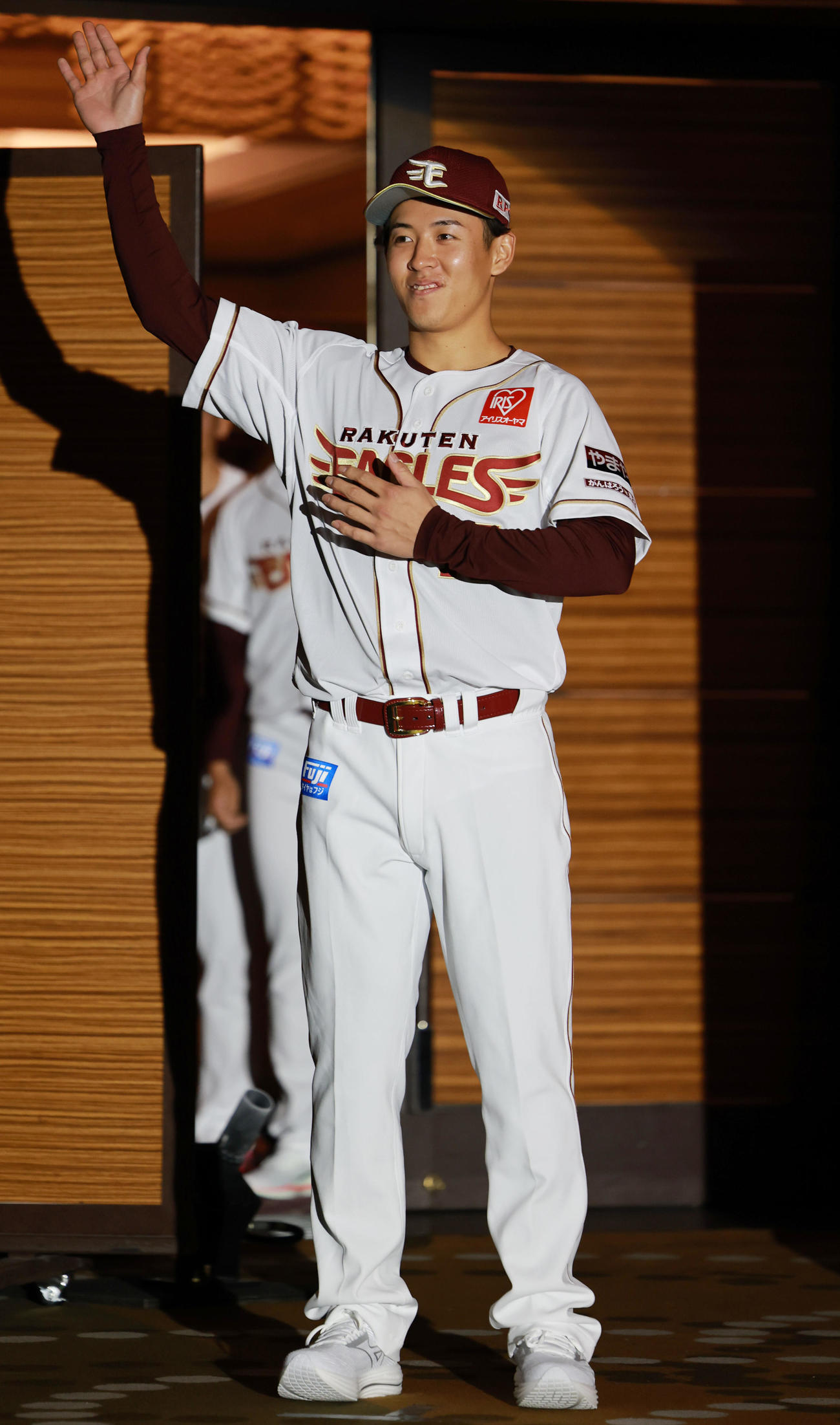 楽天新入団選手発表会見に、古巣矢場とんポーズで登場するドラフト6位の王子・九谷（撮影・野上伸悟）