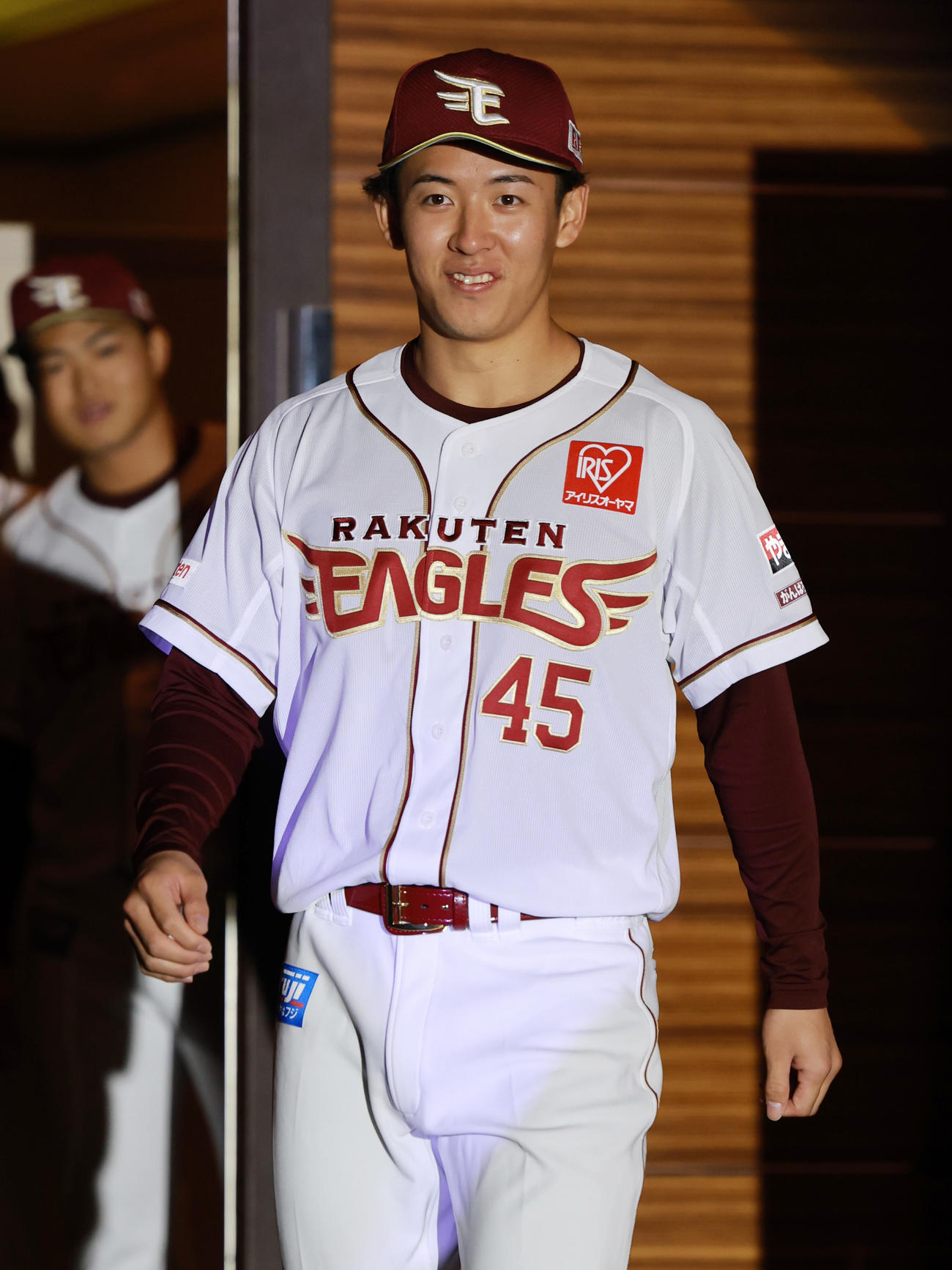 楽天新入団選手発表会見で笑顔をみせるドラフト6位の王子・九谷（撮影・野上伸悟）