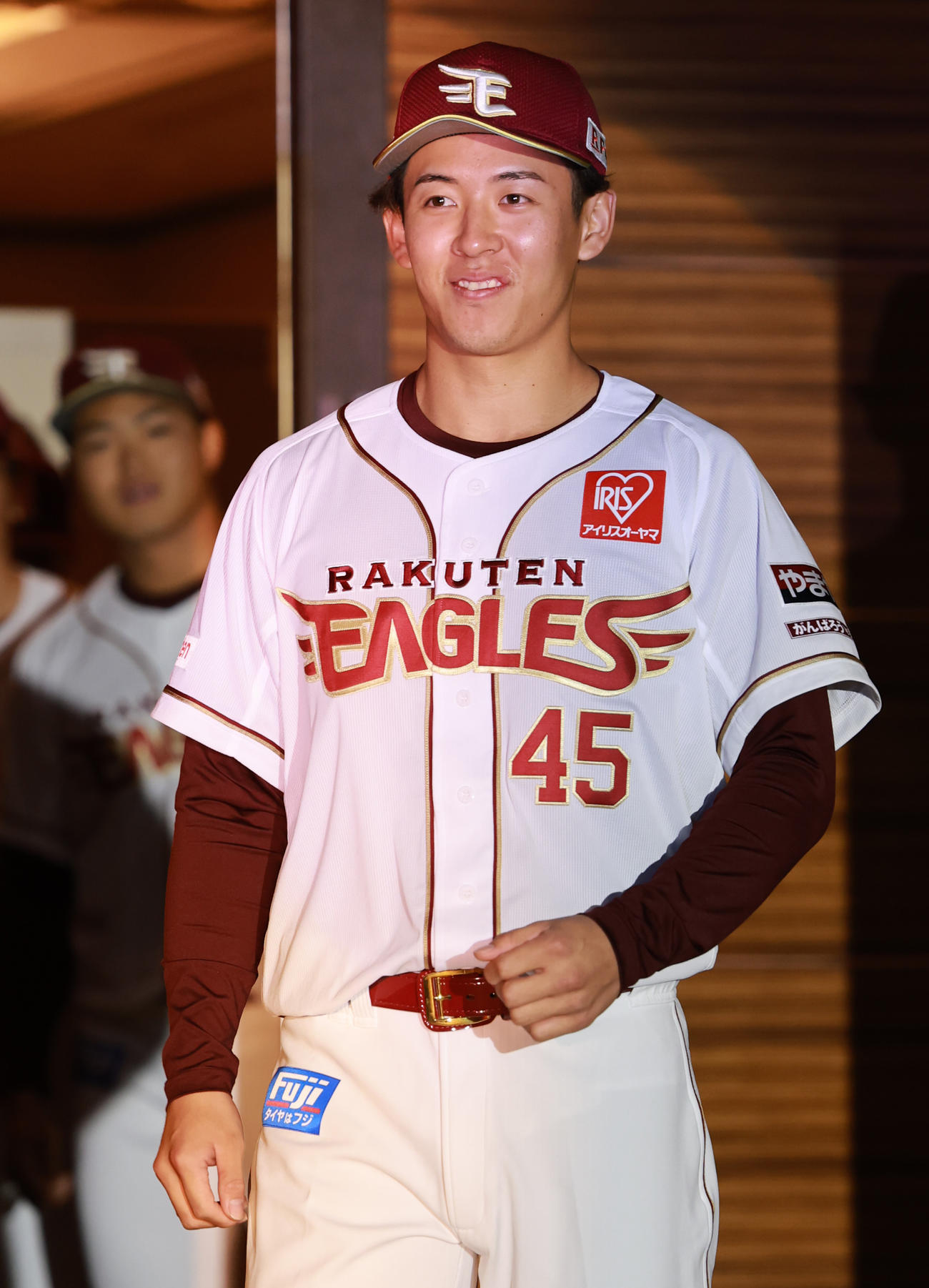 楽天新入団選手発表会見で笑顔をみせるドラフト6位の王子・九谷（撮影・野上伸悟）