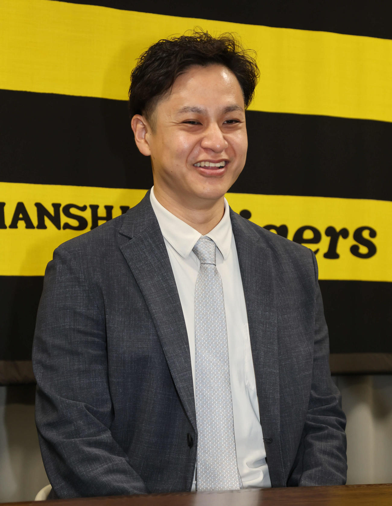 契約更改を終え笑顔で会見する阪神大竹（撮影・西尾就之）