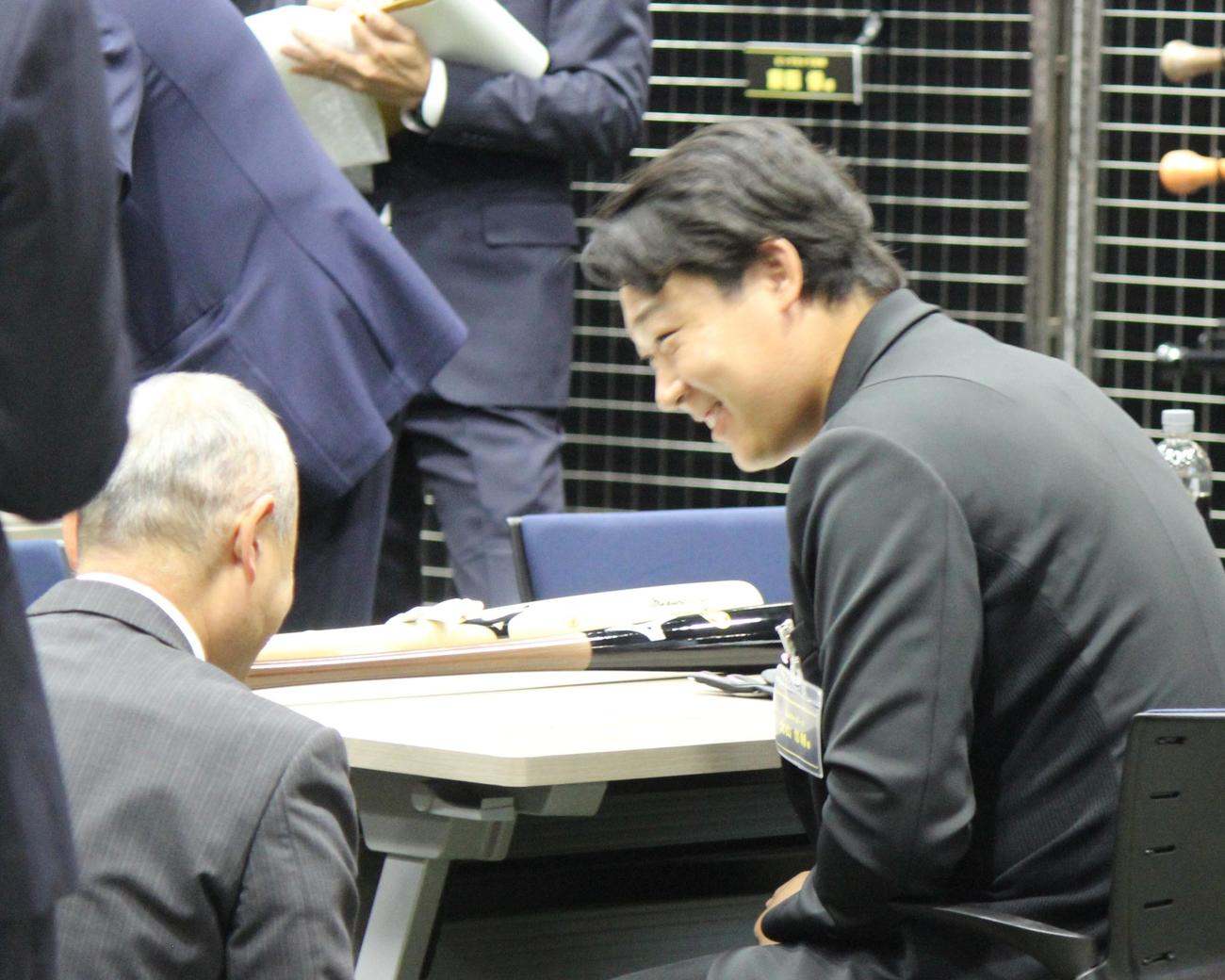 ミズノ会議でバットクラフトマンの名和氏と話し込む阪神大山（撮影・柏原誠）