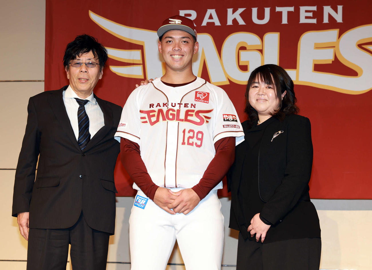 楽天新入団選手発表会見で家族と記念撮影する育成ドラフト2位の石川大坪（中央）（撮影・野上伸悟）