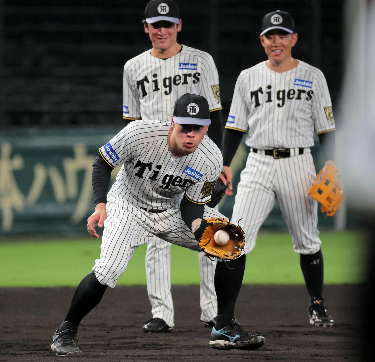 ノックを受ける阪神佐藤輝明（2025年10月撮影）