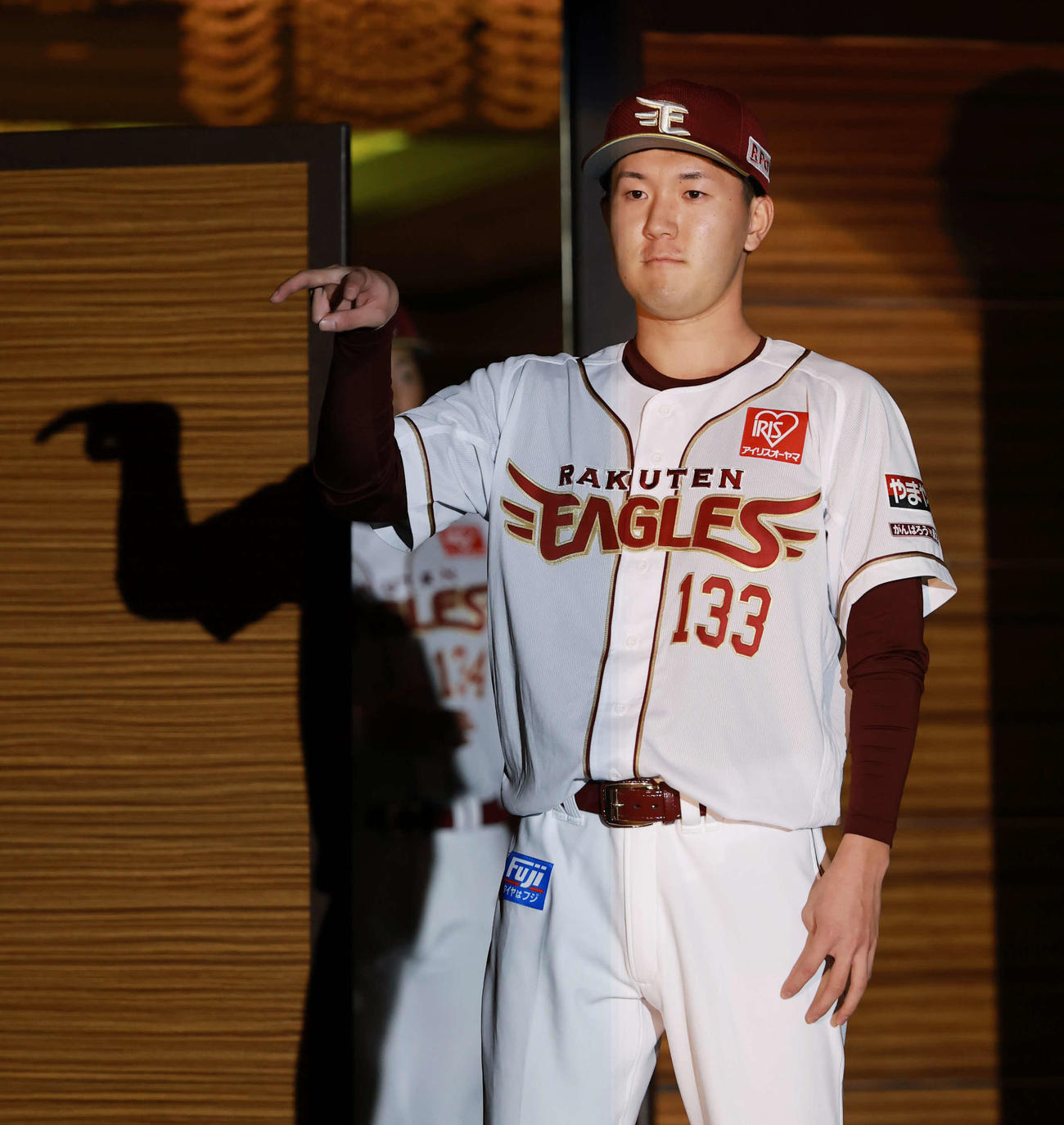 楽天新入団選手発表会見でポーズをとる育成ドラフト3位の白鴎大・中沢（撮影・野上伸悟）