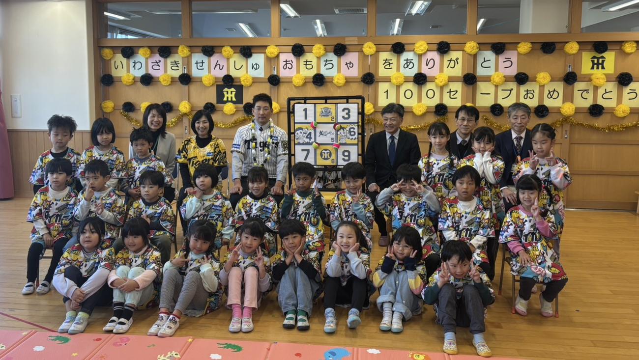 阪神岩崎（最後列左から3人目）は園児や難波市長（同4人目）らと記念撮影を行う（撮影・塚本光）