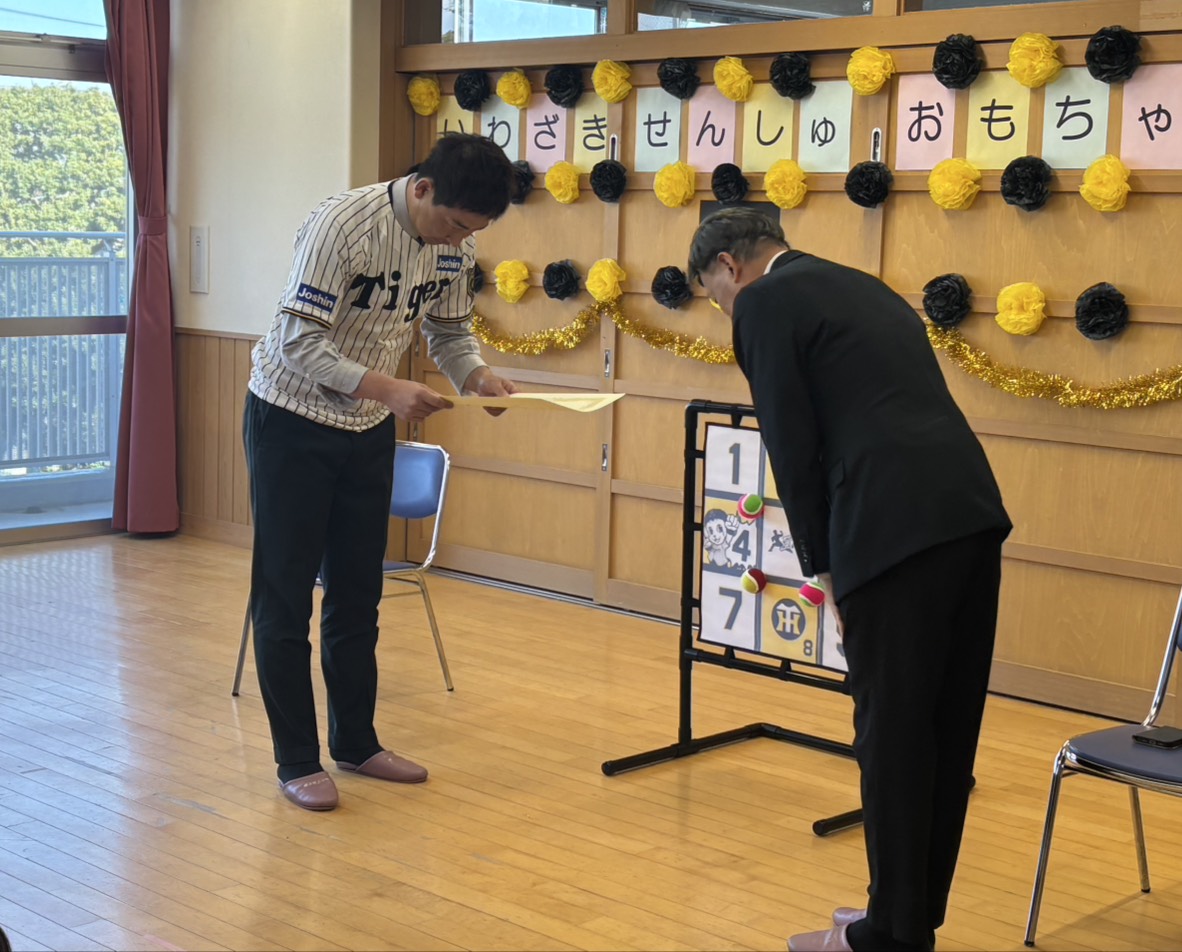 静岡市の難波市長（右）から感謝状を受け取る阪神岩崎（撮影・塚本光）