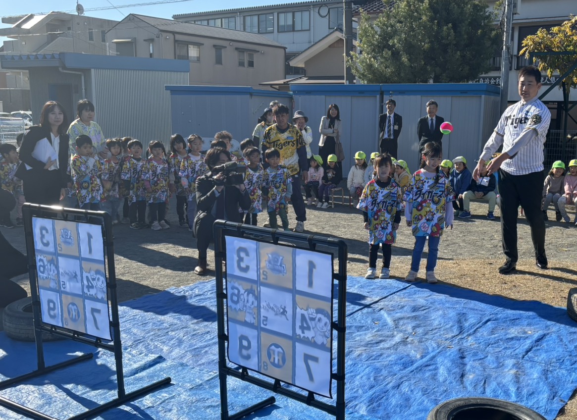 阪神岩崎（右端）は園児の前でストラックアウトを実演する（撮影・塚本光）