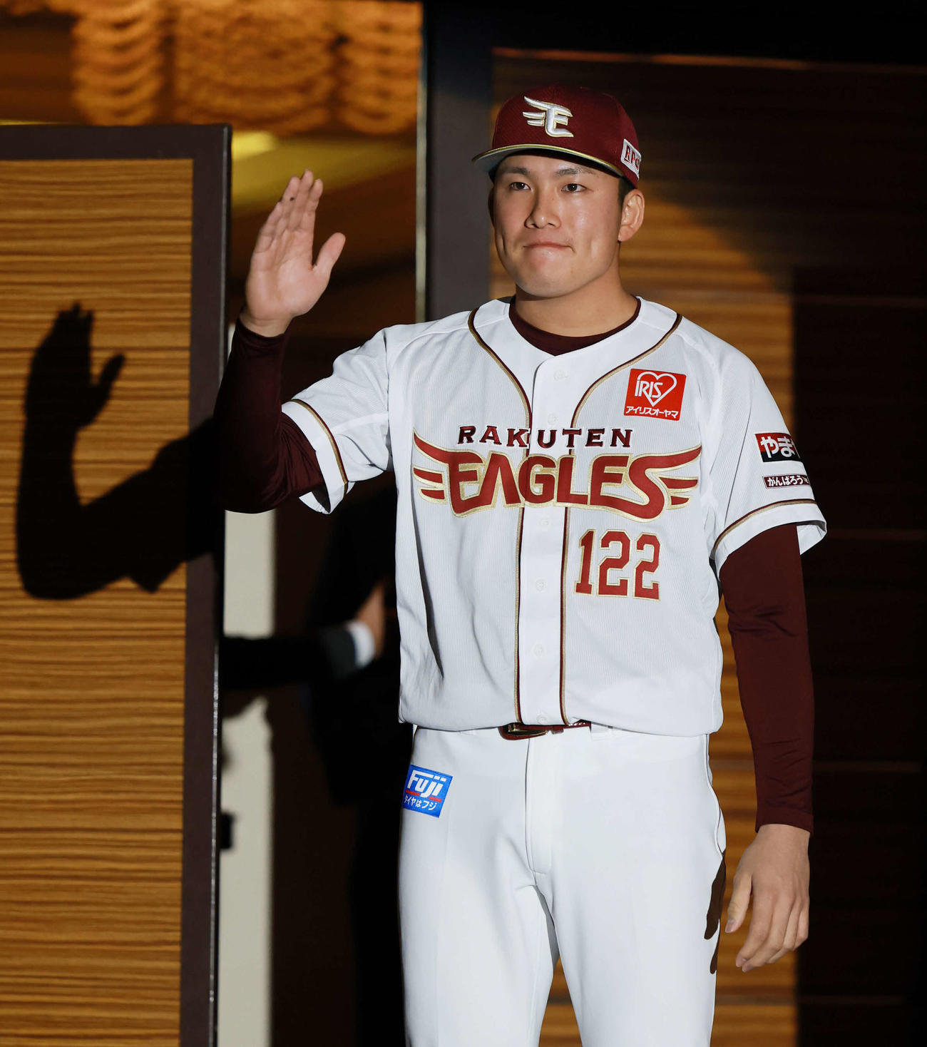 楽天新入団選手発表会見でポーズをとる育成ドラフト5位の島原（撮影・野上伸悟）