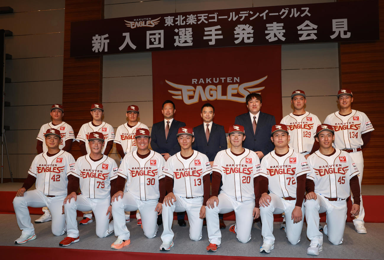 記念撮影する楽天の新入団選手。前列左からドラフト7位阪上、5位伊藤大、3位繁永、1位の藤原、2位伊藤樹、4位大栄、6位九谷、後列左から育成5位島原、育成3位中沢、育成1位幌村、三木監督、森井社長、石井GM、育成2位大坪、育成4位金子（撮影・野上伸悟）