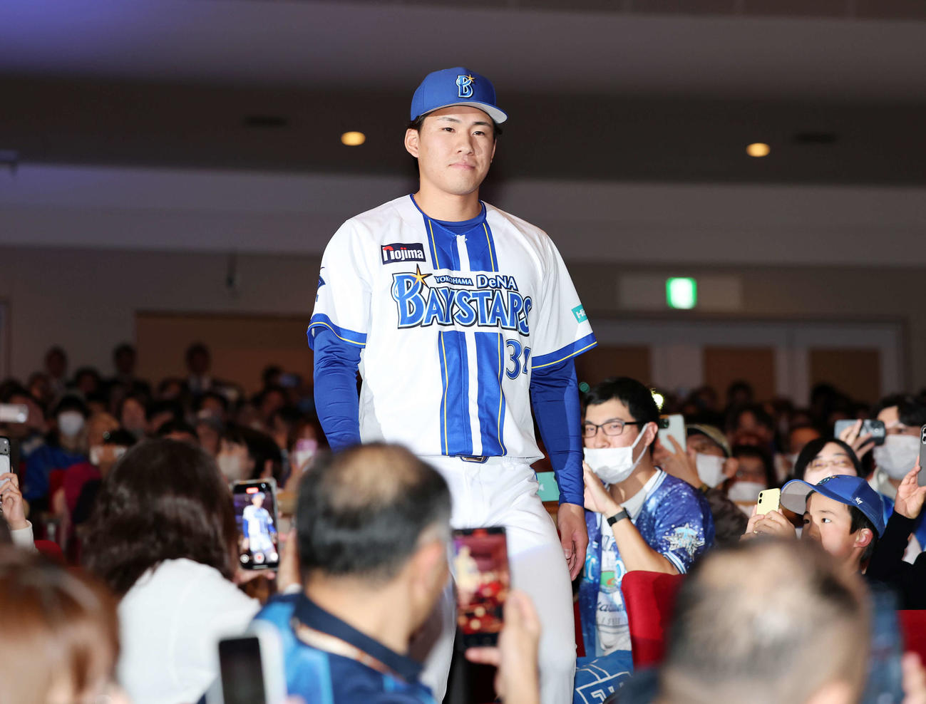 会場入りするDeNA宮下（撮影・鈴木正人）