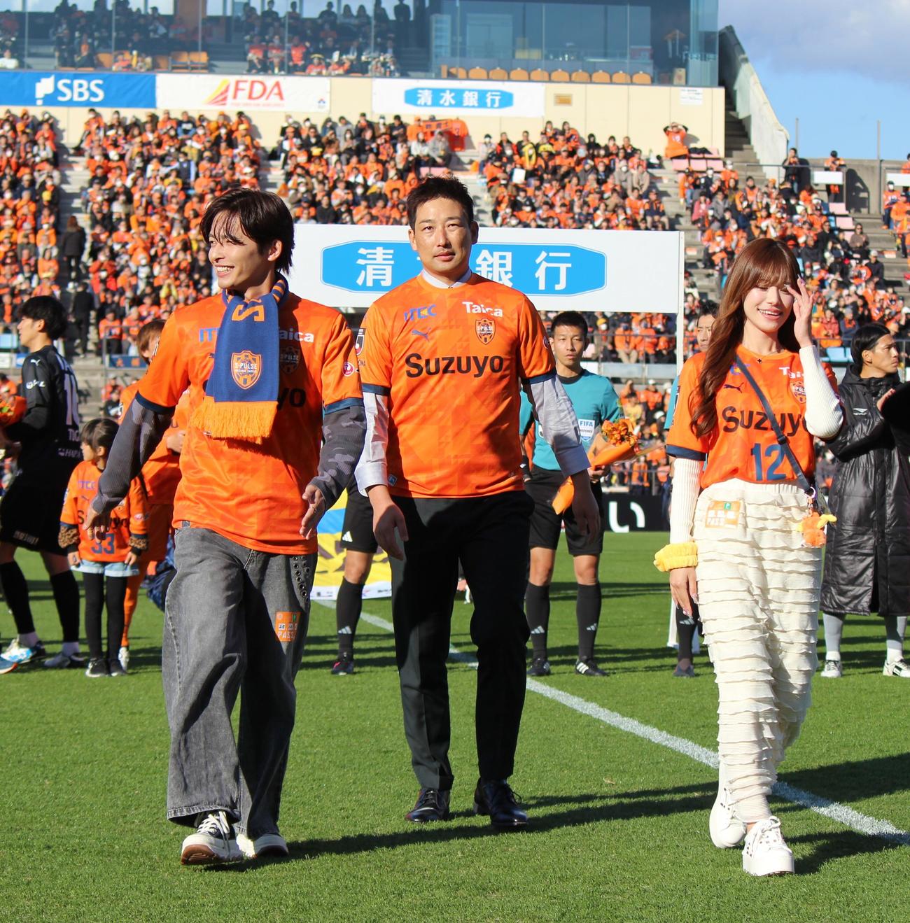 J1清水の今季最終戦で花束贈呈を行った阪神岩崎（中央）（撮影・柏原誠）