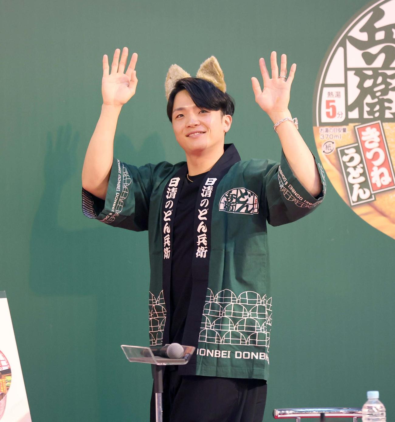 トークショーでファンに手を振る日本ハム郡司（撮影・黒川智章）