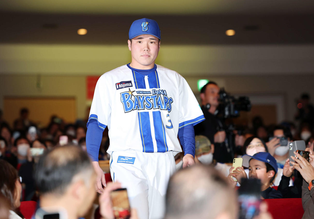会場入りするDeNA小田（撮影・鈴木正人）