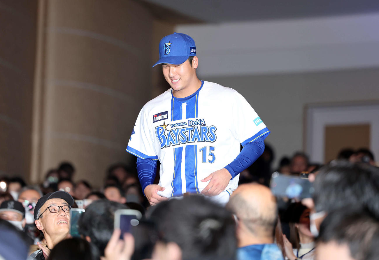 会場入りするDeNA島田（撮影・鈴木正人）
