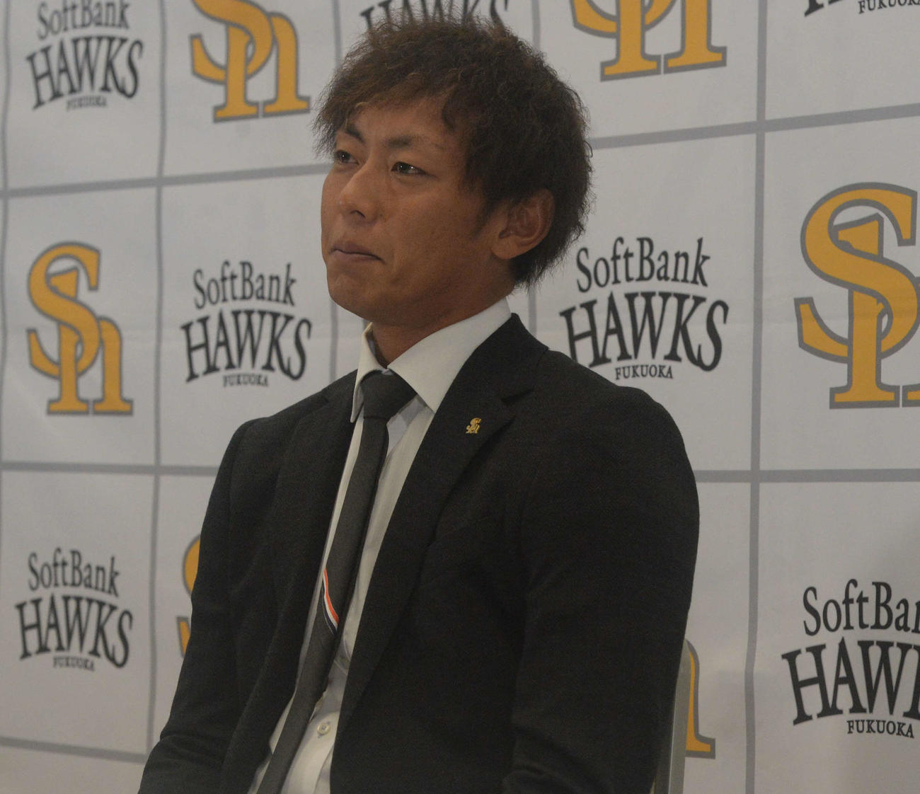 契約更改を終えて会見を行う今宮（撮影・只松憲）