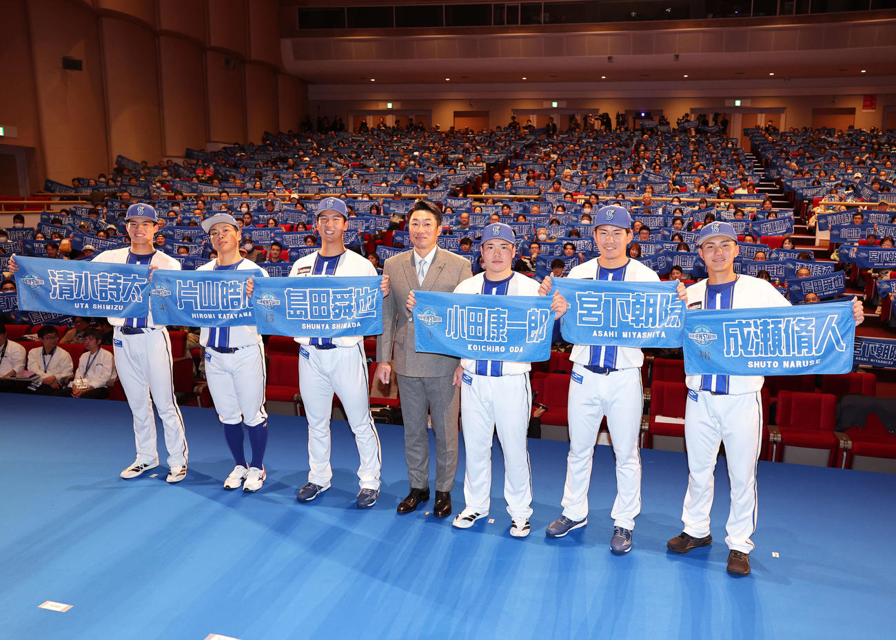 会場を埋め尽くしたファンと一緒に写真に納まる、左からDeNA清水、片岡、島田、相川監督、小田、宮下、成瀬（撮影・鈴木正人）