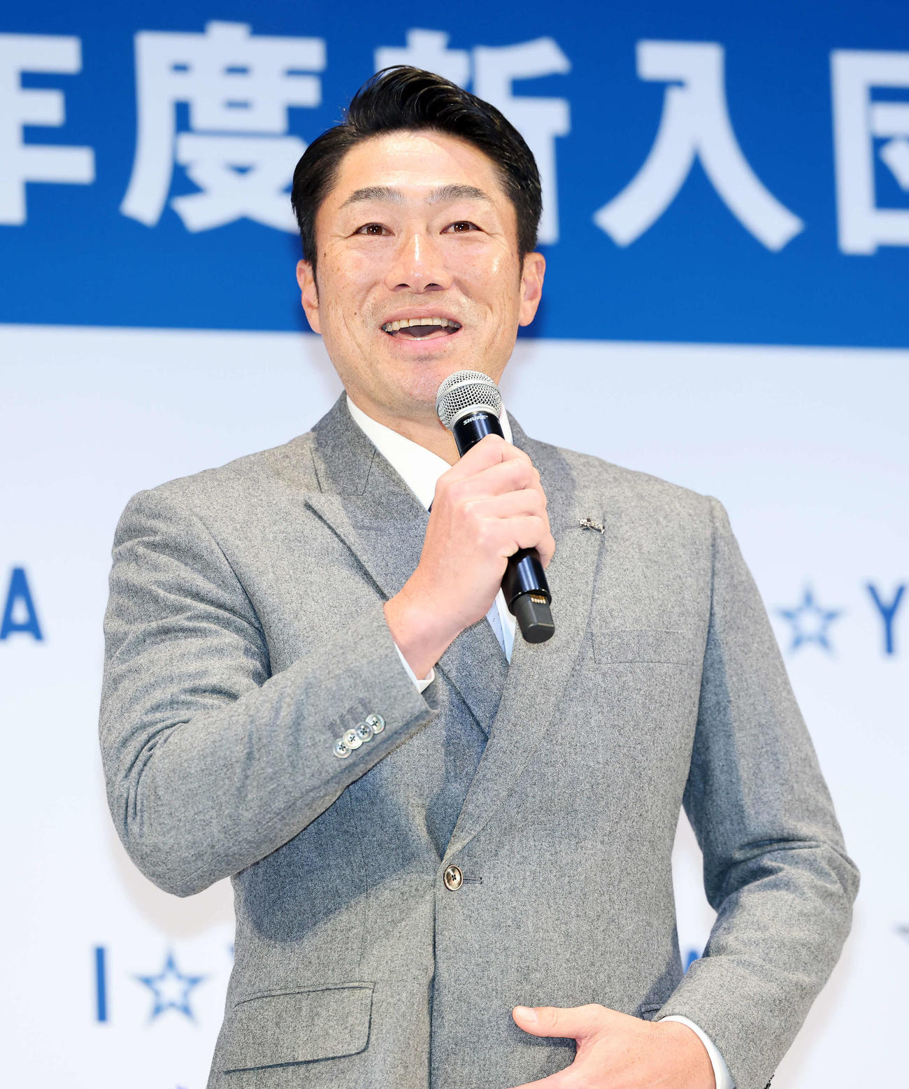 DeNA新入団選手発表会に臨むDeNA相川監督（撮影・鈴木正人）