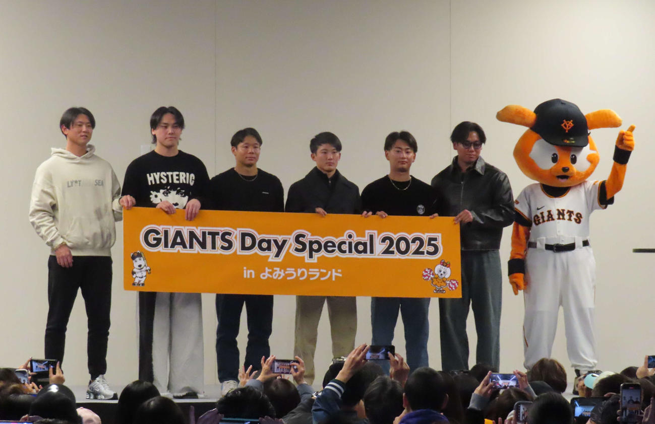 よみうりランドでトークショーに参加する、左から巨人平内、京本、佐々木、浦田、宮原、又木（撮影・北村健龍）